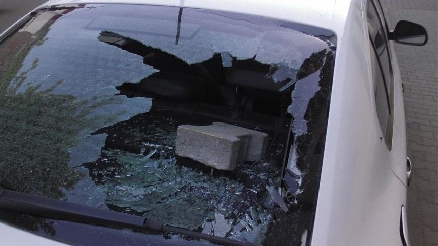 Muž prohodil dlažební kostku oknem auta brněnských strážníků
